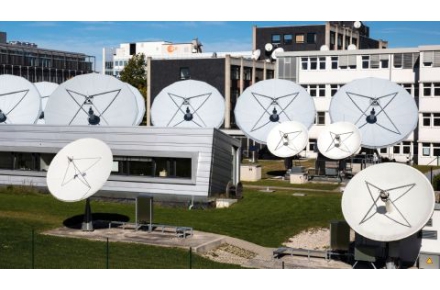 Satellite uplink amplifiers